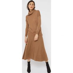 Sweter w kolorze jasnobrązowym. Brązowe golfy Rodier, s, bez wzorów, bez ramiączek. W wyprzedaży za 152.95 zł.