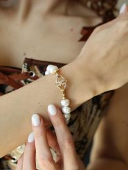 L'Atelier de Gaia Pozłacana bransoletka z cyrkoniami i perłami rozmiar: onesize. Białe bransoletki L'Atelier de Gaia, z cyrkonią, pozłacane. Za 58.00 zł.