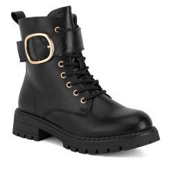 Botki DeeZee. Czarne botki DeeZee, bez wzorów, bez obcasa, na płaskiej podeszwie, bez zapięcia. Za 179.99 zł.