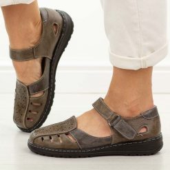 Brązowe zakryte sandały damskie Unisoft 9955. Brązowe sandały Jezzi, bez wzorów, ze skóry, casualowe, z okrągłym noskiem, bez obcasa, na płaskiej podeszwie, bez zapięcia. Za 149.00 zł.