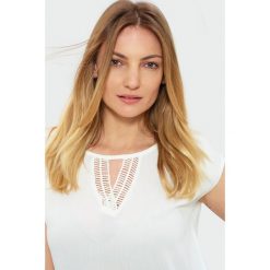 Biała bluzka z ozdobnym dekoltem. Białe bluzki Greenpoint, bez wzorów, z wiskozy, bez kołnierzyka, bez ramiączek. Za 34.99 zł.