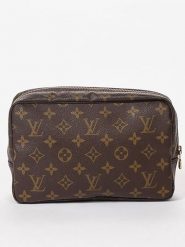 Louis Vuitton Kosmetyczka w kolorze brązowym - 19 x 15 x 6 cm rozmiar: onesize. Brązowe kufry i kosmetyczki Louis Vuitton, bez wzorów, z materiału, bez dodatków. Za 2,240.99 zł.