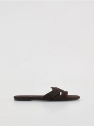Skórzane klapki - ciemnobrązowy. Brązowe klapki Reserved, bez wzorów, ze skóry, bez obcasa. Za 149.99 zł.
