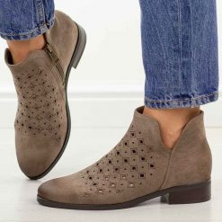 Beżowe zamszowe ażurowe botki damskie Vinceza 58626. Brązowe botki VINCEZA, na jesień, w ażurowe wzory, ze skóry, z okrągłym noskiem, bez obcasa, na obcasie, bez zapięcia. Za 209.00 zł.