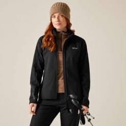 Kurtka damska softshell wodoodporny Moutdale. Czarne kurtki sportowe Regatta, bez wzorów, z materiału, bez kaptura, trekkingowe. Za 399.99 zł.