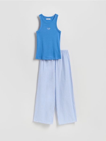 Dwuczęściowa piżama z haftem - niebieski. Niebieskie piżamy Reserved, bez wzorów, z bawełny, bez ramiączek. W wyprzedaży za 65.99 zł.