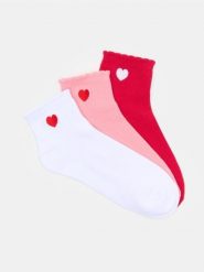 Skarpetki z haftem w kształcie serca 3 pack - wielobarwny. Skarpety Sinsay, bez wzorów. Za 12.99 zł.