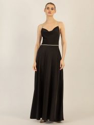 APART Sukienka w kolorze czarnym rozmiar: 36. Czarne sukienki Apart, bez wzorów, z satyny, bez kołnierzyka, bez ramiączek, maxi. Za 282.99 zł.