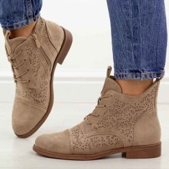 Beżowe zamszowe ażurowe botki damskie S.Barski 8009. Brązowe botki S.BARSKI, na jesień, w ażurowe wzory, z jeansu, z okrągłym noskiem, bez obcasa, na obcasie, bez zapięcia. Za 229.00 zł.