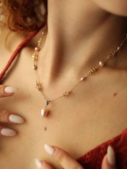 Pierres delicates Pozłacany naszyjnik z elementami ozdobnymi - dł. 50 cm rozmiar: onesize. Różowe naszyjniki Pierres delicates, z kryształem, pozłacane. Za 52.99 zł.