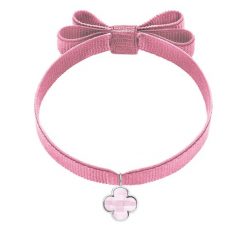 Bransoletka z posrebrzaną koniczyną z mlecznoróżowym kryształem na podwójnej wstążce w kolorze jasnoróżowym. Białe bransoletki Lilou, posrebrzane. Za 128.00 zł.