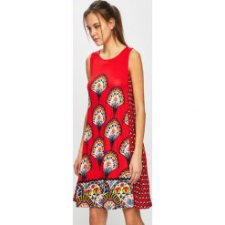 Desigual - Sukienka. Czerwone sukienki Desigual, na co dzień, m, bez wzorów, z dzianiny, casualowe, bez kołnierzyka, bez ramiączek, mini, proste. W wyprzedaży za 189.90 zł.