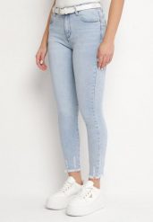 Jasnoniebieskie Jeansy o Dopasowanym Kroju z Efektem Push Up i Przetarciami Talzeri. Niebieskie jeansy Born2be, na co dzień, l, bez wzorów, z jeansu. Za 109.99 zł.