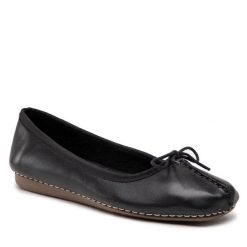 Baleriny Clarks. Czarne baleriny Clarks, bez wzorów, bez obcasa. Za 239.99 zł.