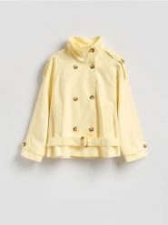 Krótki trencz z bawełny - kremowy. Białe płaszcze Reserved, l, bez wzorów, z bawełny, bez kaptura. Za 279.99 zł.