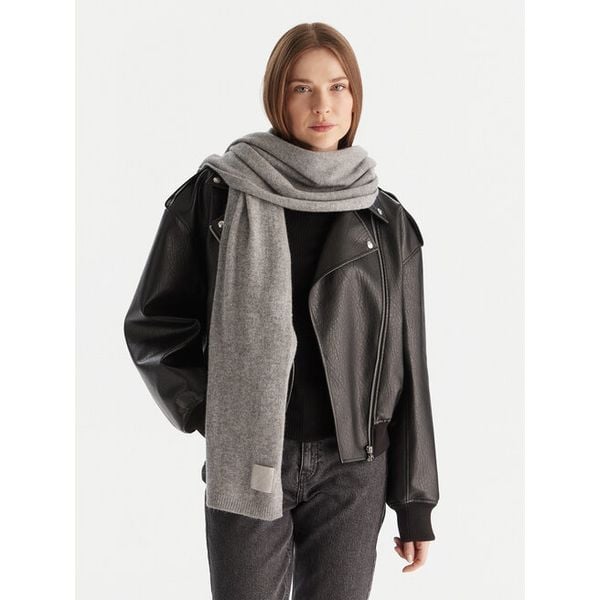 Szalik Calvin Klein. Szare szaliki Calvin Klein, bez wzorów. Za 389.99 zł.