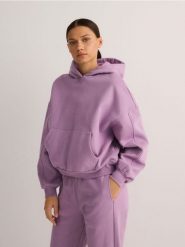 Bawełniana bluza z kapturem - lawendowy. Fioletowe bluzy Reserved, l, bez wzorów, z bawełny, z kapturem. W wyprzedaży za 79.99 zł.