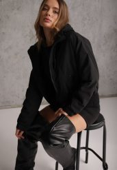 Czarna Kurtka Przejściowa Wiatrówka z Kapturem i Ściągaczami w stylu Casual Kareda. Czarne kurtki Renee, l, bez wzorów, z jeansu, z kapturem. Za 219.99 zł.