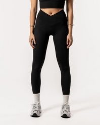 Damskie legginsy z kopertowym wysokim stanem, bez przedniego szwu – czarny. Czarne legginsy AESTHETIC WOLF, s, bez wzorów, z materiału, z podwyższonym stanem, długie. Za 269.99 zł.