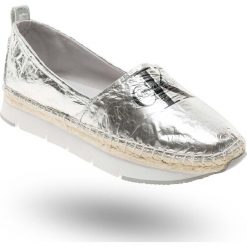 ESPADRYLE Calvin Klein Jeans. Szare espadryle Calvin Klein Jeans, z aplikacjami, z jeansu, bez obcasa, na koturnie, bez zapięcia. Za 311.40 zł.