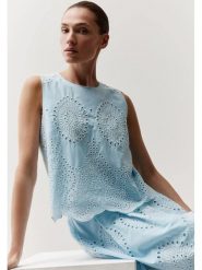 More & More Bluzka w kolorze błękitnym rozmiar: 38. Niebieskie bluzki More & More, bez wzorów, bez kołnierzyka, bez ramiączek. Za 223.99 zł.
