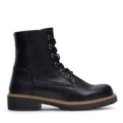 Botki Clara Barson. Czarne botki Clara Barson, bez wzorów, bez obcasa, na płaskiej podeszwie, bez zapięcia. Za 159.99 zł.