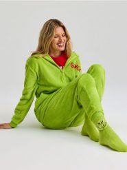 Skarpetki z elementami 3D Grinch - zielony. Zielone skarpety Sinsay, bez wzorów. Za 12.99 zł.