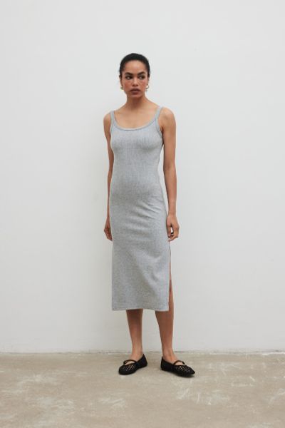 Sukienka na ramiączkach z prążkowanej dzianiny w kolorze GREY MELNAGE- CARMEN. Szare sukienki Marsala, m, bez wzorów, z bawełny, bez kołnierzyka, bez ramiączek, midi. W wyprzedaży za 153.93 zł.