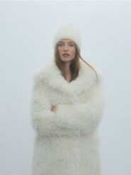 Płaszcz oversize ze sztucznego futra - złamana biel. Płaszcze Reserved, l, bez wzorów, bez kaptura. W wyprzedaży za 299.99 zł.