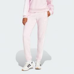Spodnie Essentials 3-Stripes French Terry Cuffed. Białe obuwie sportowe Adidas, z materiału, bez zapięcia, na fitness i siłownię. W wyprzedaży za 137.40 zł.
