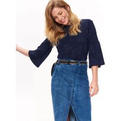 BLUZKA Z NADRUKIEM W KWIATY. Bluzki TOP SECRET, bez wzorów, bez kołnierzyka, bez ramiączek. W wyprzedaży za 39.99 zł.