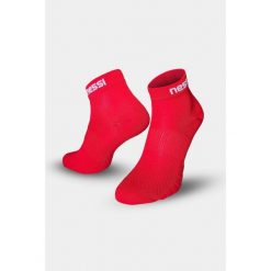 Bezszwowe skarpety oddychające Nessi Sportswear. Czerwone skarpety NESSI SPORTSWEAR, bez wzorów. W wyprzedaży za 35.90 zł.