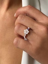 Les Petites Précieuses Pozłacany pierścionek z masą perłową i cyrkoniami rozmiar: 60. Białe pierścionki Les Petites Précieuses, z cyrkonią, pozłacane. Za 145.26 zł.