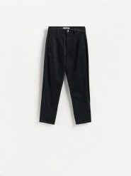 Jeansy chino z paskiem - czarny. Czarne jeansy Reserved, bez wzorów. Za 129.99 zł.