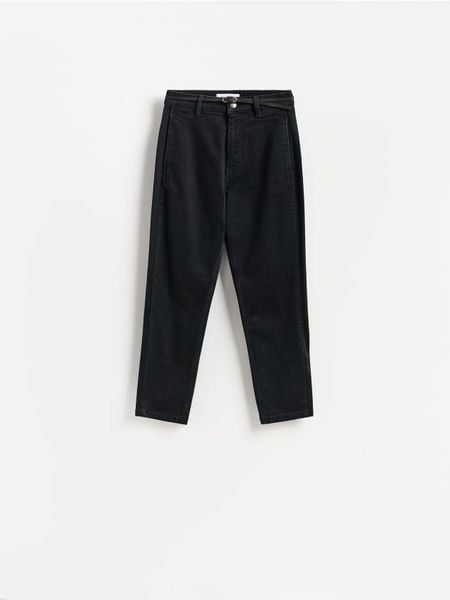 Jeansy chino z paskiem - czarny. Czarne jeansy Reserved, bez wzorów. Za 129.99 zł.