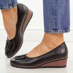 Czarne czółenka damskie na koturnie Potocki 12791. Czarne czółenka POTOCKI, z aplikacjami, z materiału, z okrągłym noskiem, bez obcasa, na koturnie, bez zapięcia. Za 189.00 zł.