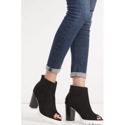 Czarne Botki Asmin. Czarne botki Born2be, na wiosnę, bez wzorów, z materiału, z otwartym noskiem, bez obcasa, na słupku, bez zapięcia. Za 59.99 zł.