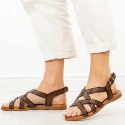 Brązowe skórzane płaskie sandały damskie Cambell 19393. Brązowe sandały Cambell, bez wzorów, z jeansu, casualowe, bez obcasa, na płaskiej podeszwie, bez zapięcia. Za 219.00 zł.