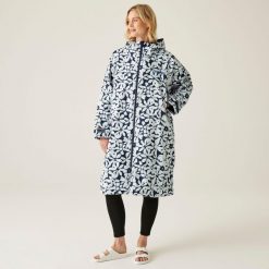 Waterproof płaszcz plażowy. Niebieskie płaszcze Regatta, xl, bez wzorów, bez kaptura. W wyprzedaży za 349.99 zł.
