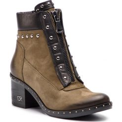 Botki CARINII - B4589 I43-E50-POL-861. Zielone botki Carinii, bez wzorów, z nubiku, bez obcasa, bez zapięcia. W wyprzedaży za 289.00 zł.