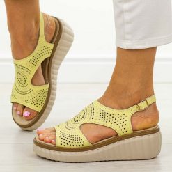 Żółte skórzane sandały damskie na koturnie Filippo Ds6819/25. Żółte sandały Filippo, bez wzorów, z jeansu, boho, bez obcasa, na koturnie, bez zapięcia. Za 189.00 zł.