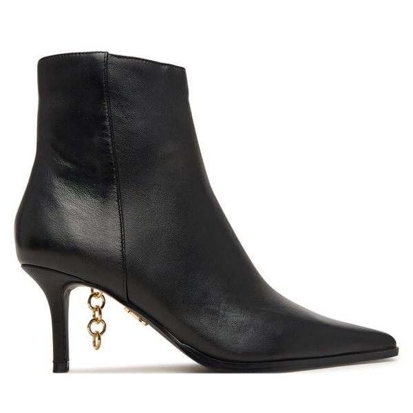 Botki Steve Madden. Czarne botki Steve Madden, bez wzorów, bez obcasa, na płaskiej podeszwie, bez zapięcia. Za 689.99 zł.