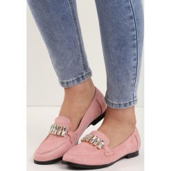 Różowe Mokasyny Shiny Day. Czerwone mokasyny Born2be, z aplikacjami, ze skóry, bez obcasa. Za 29.99 zł.