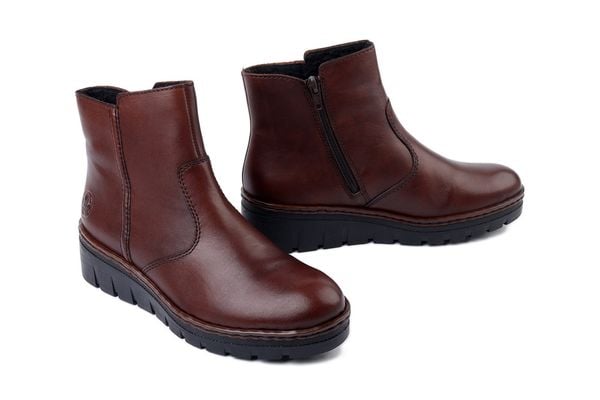 RIEKER X9165-27 brown, botki damskie. Brązowe botki Rieker, bez wzorów, bez obcasa, na koturnie, bez zapięcia. Za 419.90 zł.