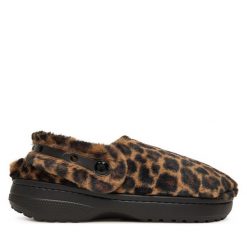 Kapcie Crocs. Brązowe obuwie domowe Crocs, bez wzorów, bez zapięcia. Za 269.99 zł.