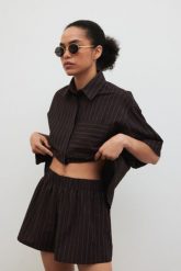 Szorty w paski w kolorze BROWN ESPRESSO - SHELLY-S. Brązowe szorty Marsala, bez wzorów, z bawełny. Za 159.90 zł.