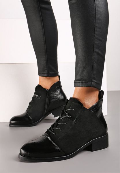 Czarne Sznurowane Botki na Płaskiej Podeszwie Ozdobione Rivianne. Czarne botki Renee, bez wzorów, z materiału, bez obcasa, na płaskiej podeszwie, bez zapięcia. Za 99.99 zł.