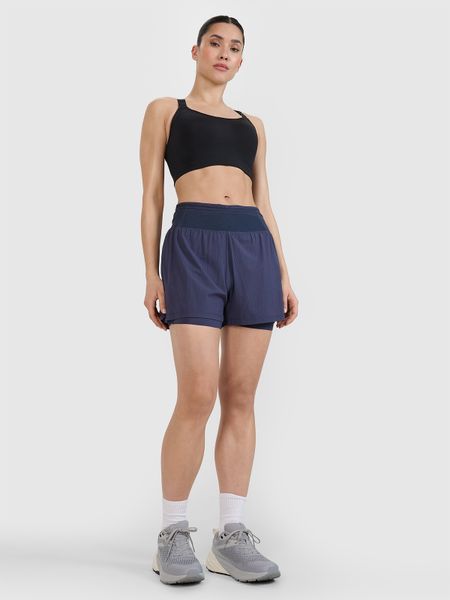 4F Spodenki do biegania w terenie szybkoschnące damskie - szara L. Szare szorty 4f, bez wzorów. W wyprzedaży za 129.99 zł.