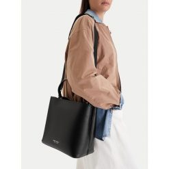 Torebka Nine West. Czarne torebki klasyczne Nine West, z aplikacjami, bez dodatków. Za 199.99 zł.