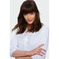 Elegancka biała bluzka. Białe bluzki Greenpoint, bez wzorów, z bawełny, eleganckie, bez kołnierzyka, bez ramiączek. Za 29.99 zł.